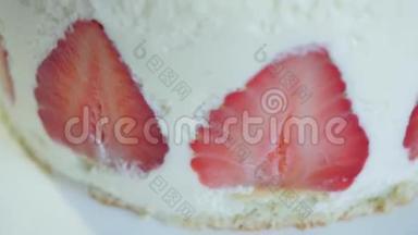 法式新鲜草莓蛋糕特写在桌上.. 草莓蛋糕。 带草莓的甜自制蛋糕